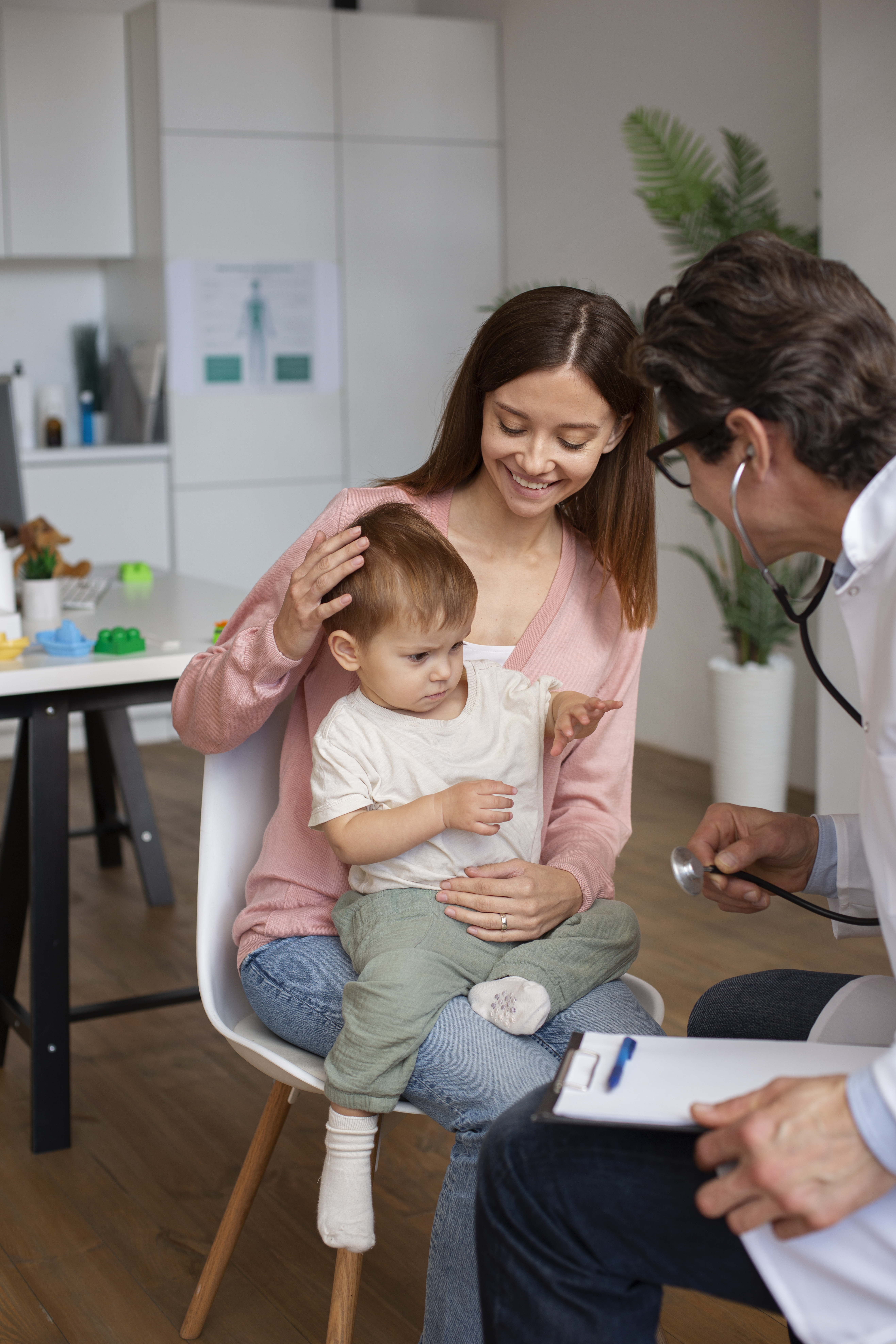 young-mother-with-toddle-pediatrician-consultation